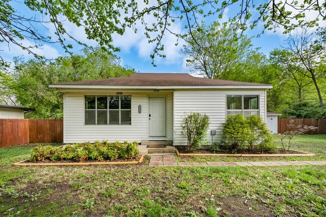 Building Photo - 2228 W Wedington Dr