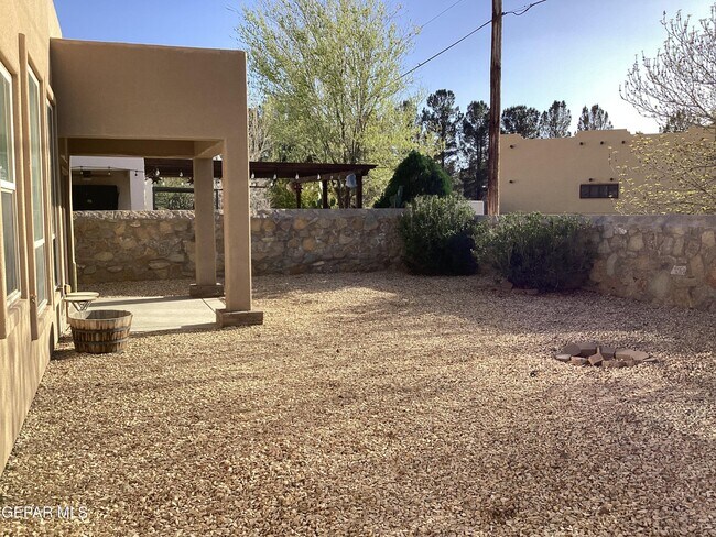 Building Photo - 5511 Grove Dr