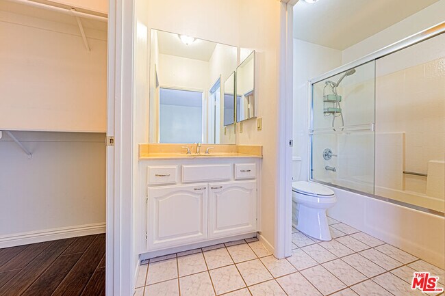 Building Photo - 860 S Lucerne Blvd