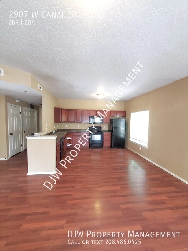 Building Photo - Enjoy Life in this 2 bed 2 bath on the Boi...