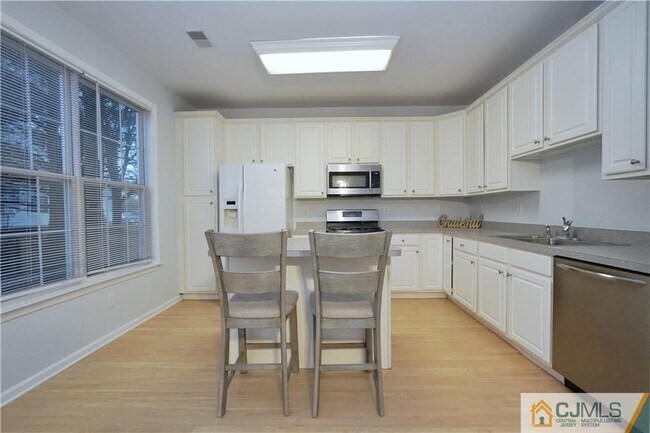 Building Photo - 636 St Andrews Pl