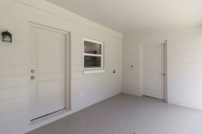 Building Photo - MOVE IN SPECIAL-Beautiful Newly Renovated 2/1 Duplex in St. Cloud Close To Lakefront