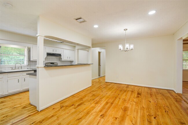 Building Photo - 804 Chickasaw Dr