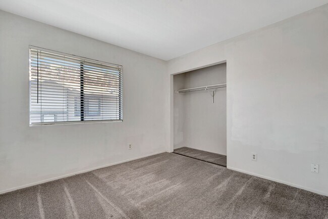 Building Photo - Thousand Oaks- Three Bedroom Condo