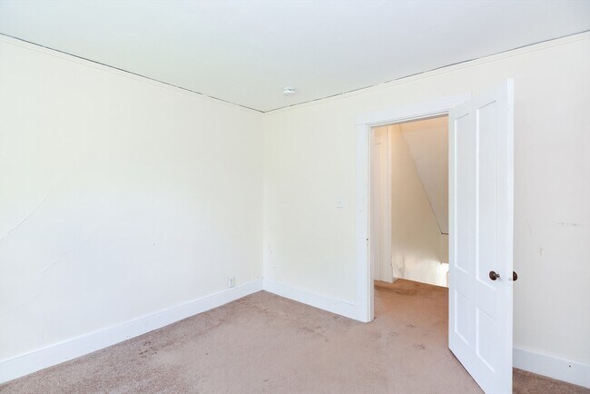 Building Photo - 118 Main St