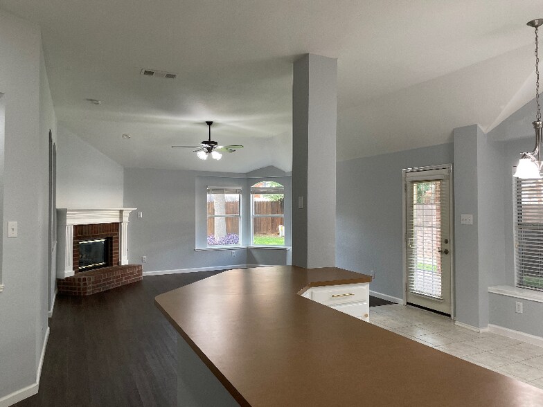 Building Photo - 3605 Villanova Dr