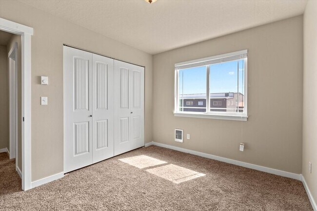 Building Photo - 1673 E Horsehaven Ave