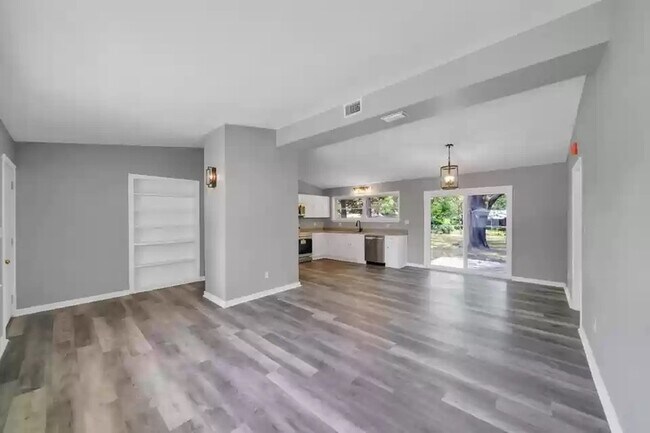 Building Photo - 360 Chicago Ave