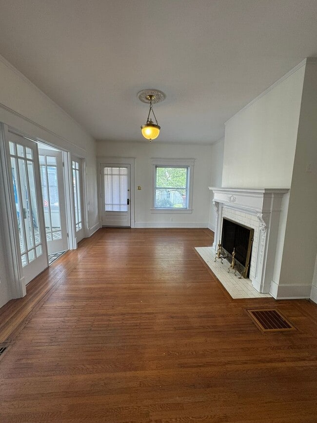 Building Photo - Wonderful 2 bed 2 bath in the heart of the...
