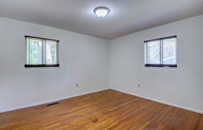 Building Photo - Spacious 4 bed, 2 bath in Sherwood!