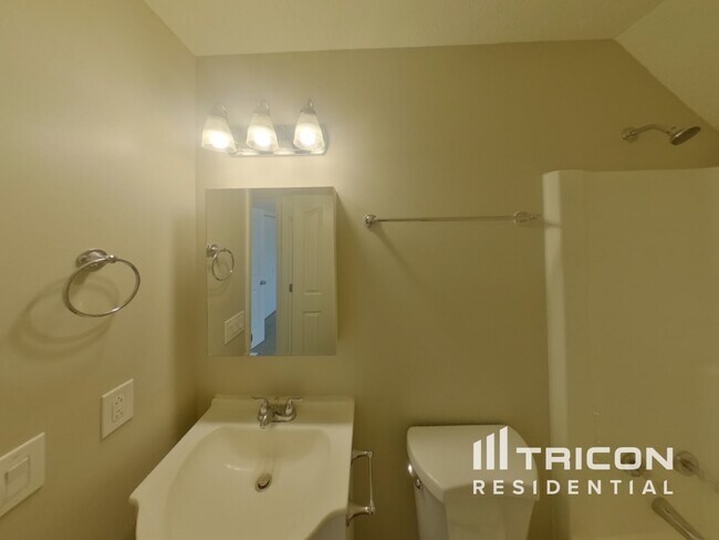 Building Photo - 1526 Amberwood Cir