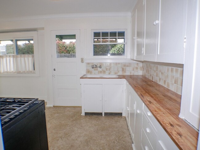 Building Photo - Historical Cottage!