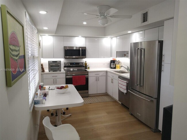 Building Photo - 3510 Oaks Way