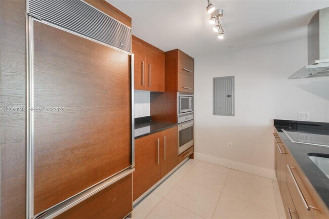 Building Photo - 495 Brickell Ave