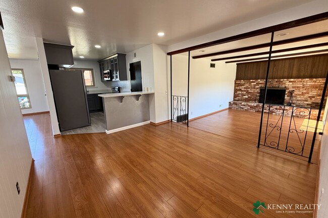 Building Photo - Large 4 Bedroom, 2 Bathroom Home with 2 Car Garage