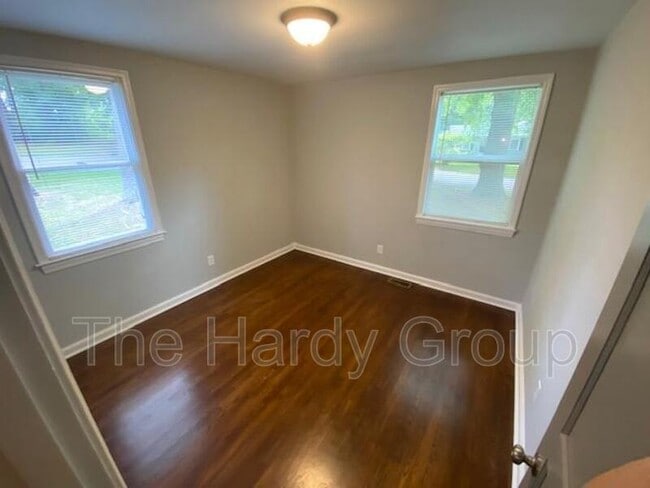 Building Photo - 934 McKellar Dr