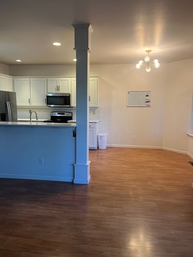 Building Photo - 2 Bedroom 2.5 Bath House