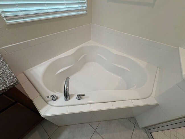 Building Photo - 5 bedroom 3.5 Bath House on Oakland Trails...