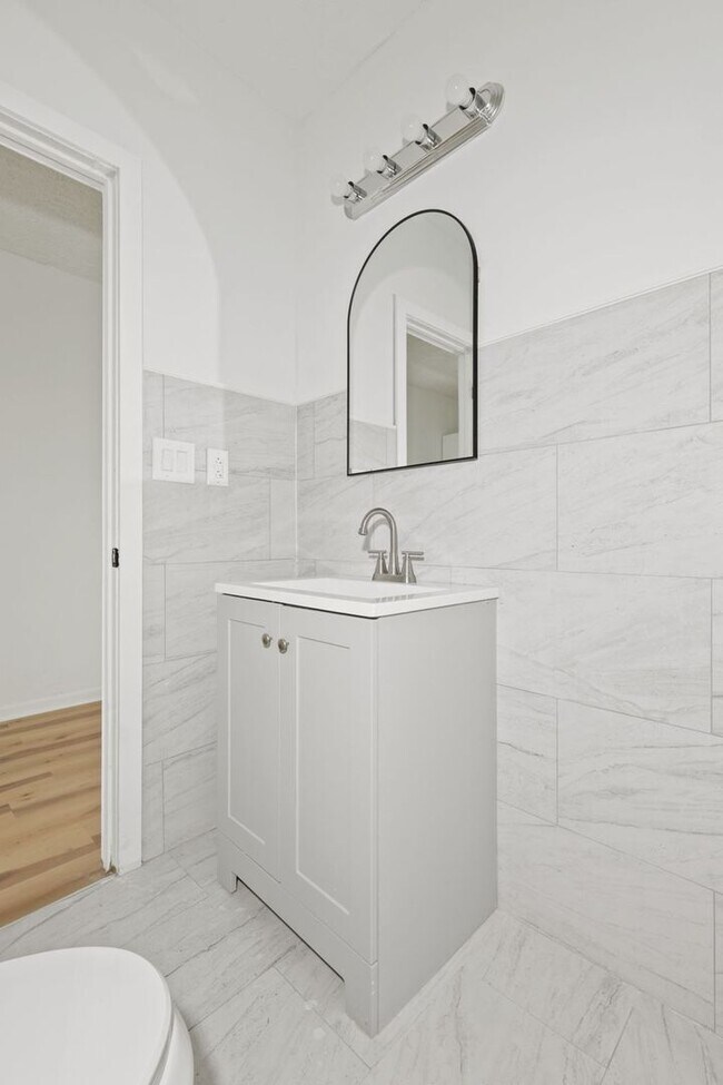 Building Photo - 822 N Bradley Ave