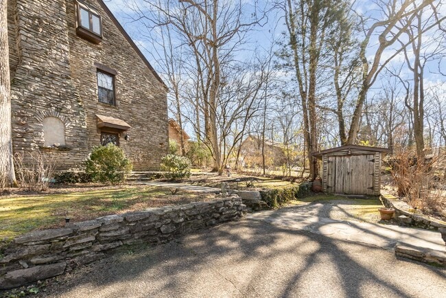 Building Photo - East Nashville River View Living!