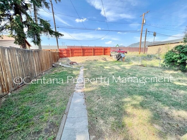 Building Photo - Historic home centrally located and beauti...