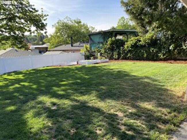 Building Photo - 3 Bedroom 1 Bath Hucrest Home