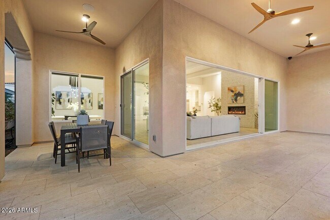 Building Photo - 5543 E Beryl Ave