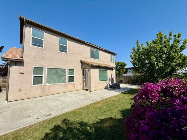 Building Photo - Beautiful Spacious 5 Bedroom Home located ...