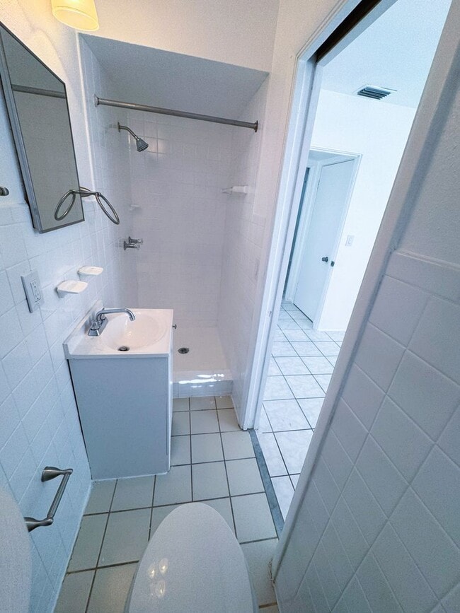 Building Photo - For Rent Beautiful 4-Bedroom Home with Bon...