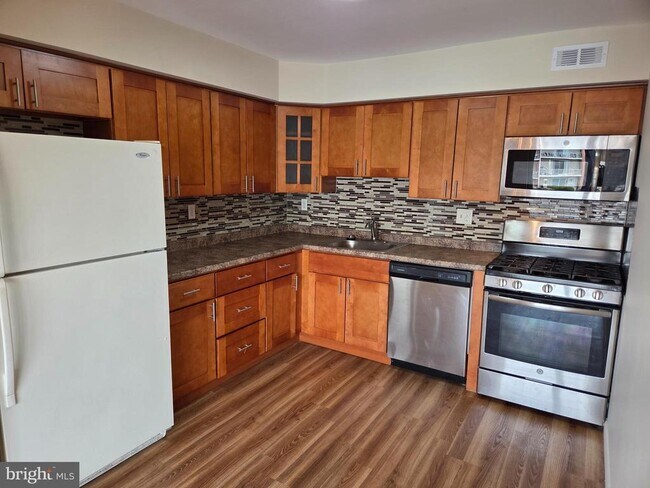 Building Photo - 813 Red Lion Rd