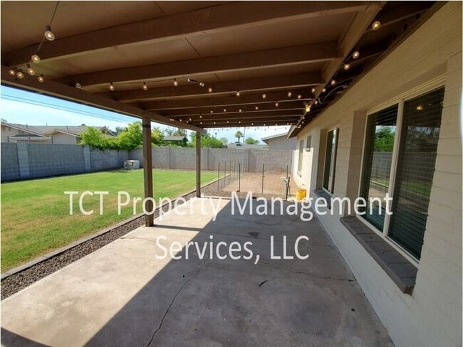 Building Photo - Charming 3 bedroom with HUGE backyard