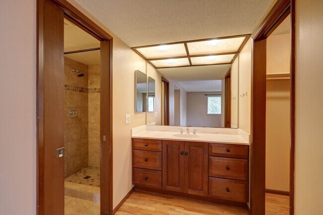 Building Photo - Bright spacious 4-bedroom 2.5 bath home in Bellevue