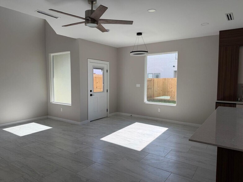 Building Photo - 2222 Corales St