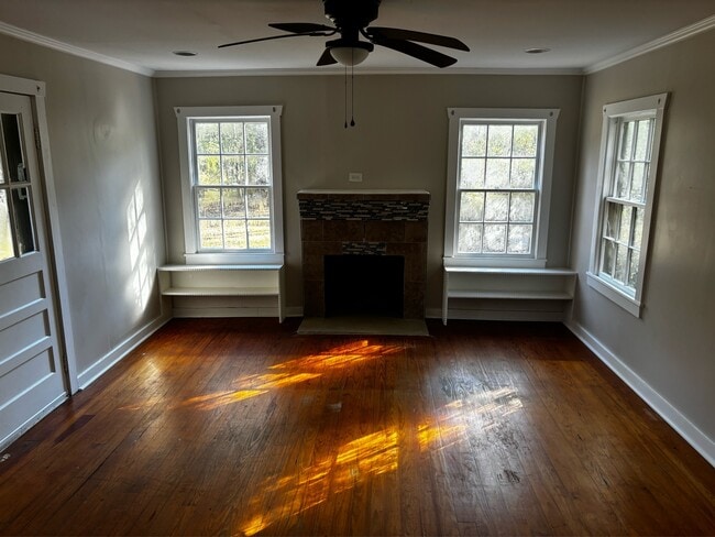 Building Photo - 704 N Main St