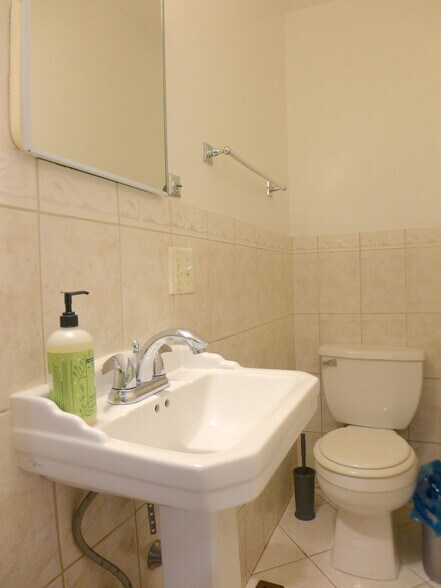 Building Photo - 77 Windsor St