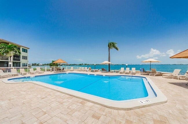 Building Photo - 6265 Sun Blvd