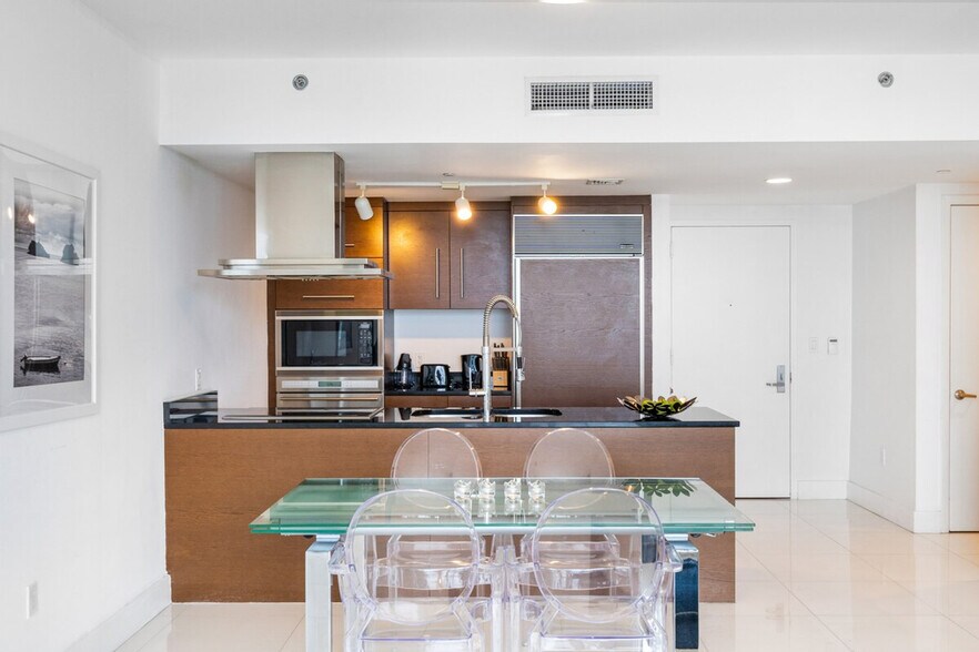 Building Photo - 485 Brickell Ave