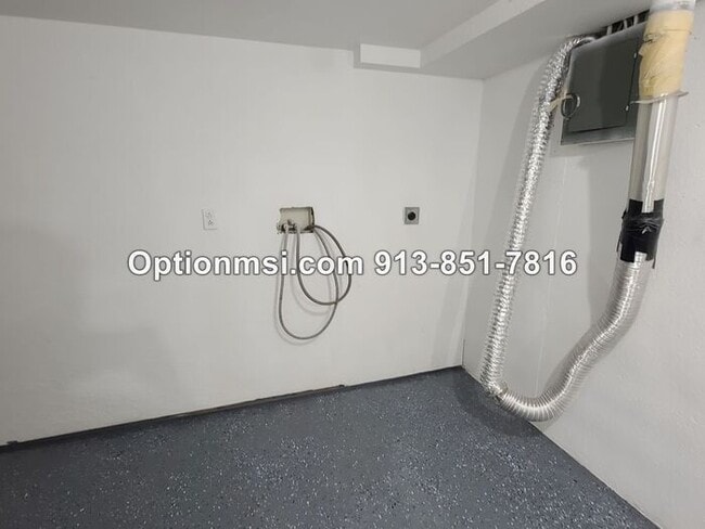 Building Photo - Available NOW in Harrisonville!!