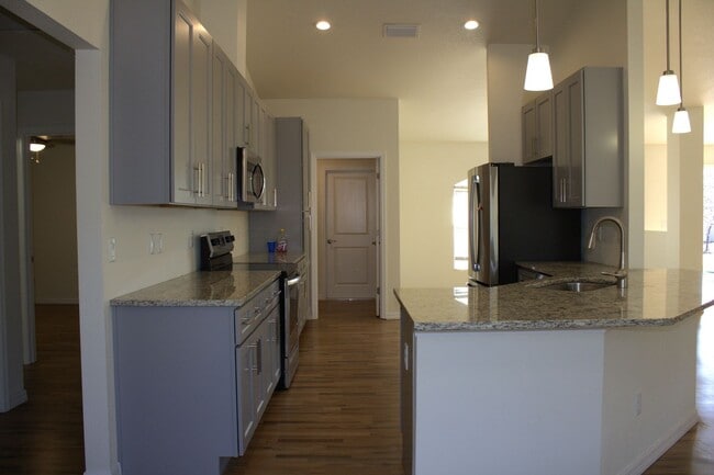 Building Photo - 3/2/2 in Royal Highlands