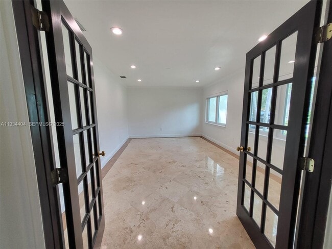 Building Photo - 825 Cremona Ave