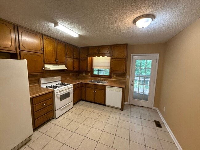 Building Photo - Duplex on a quiet cul-de-sac for a great p...