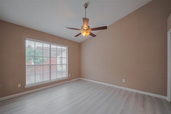 Building Photo - 2211 S Kirkwood Rd