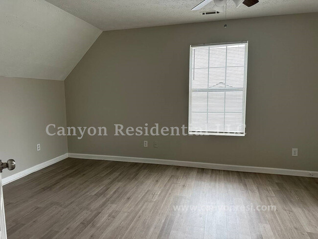 Building Photo - Beautiful 3b Room! Move in ready!