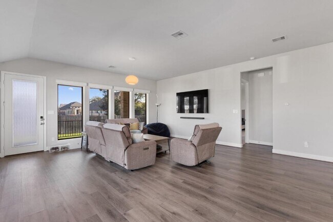 Building Photo - 547 Jefferson Dr