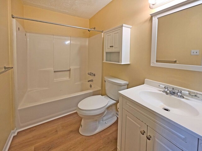 Building Photo - Charming 2-Bedroom Duplex in the Heart of ...