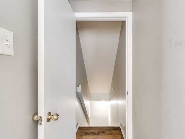 Building Photo - Cute Duplex - Upper Unit!