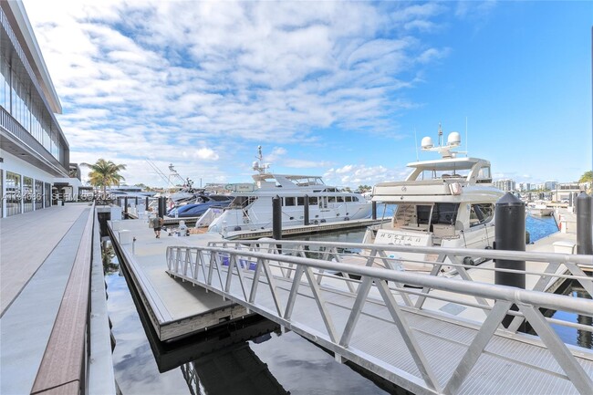 Building Photo - 200 S Birch Rd