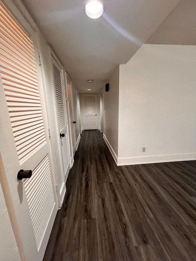 Building Photo - 602 Olde Camelot Cir