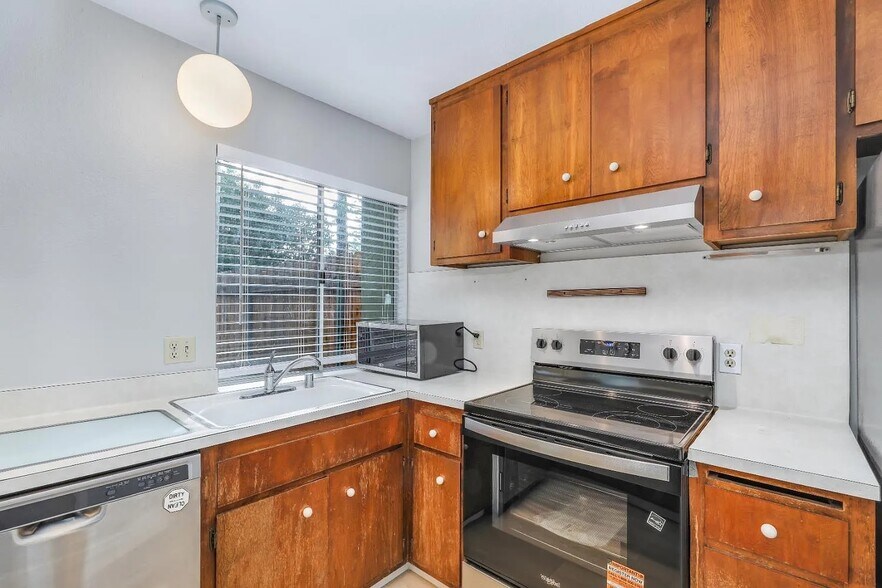 Building Photo - 1574 Drake Dr