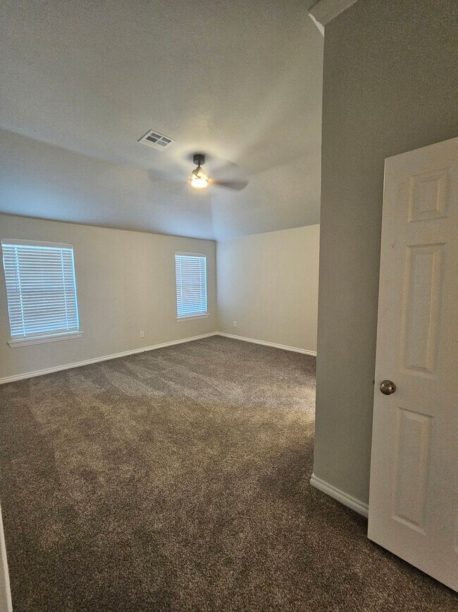 Building Photo - First Month Free!  Recently Remodeled!